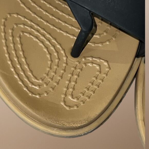 Women’s Crocs Black Tan Tulum Toe Post Sandals Size 6 - Picture 4 of 7